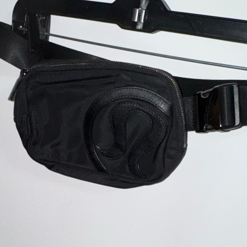 Lululemon Athletica Black 1L Crossbody Bag (RARE)